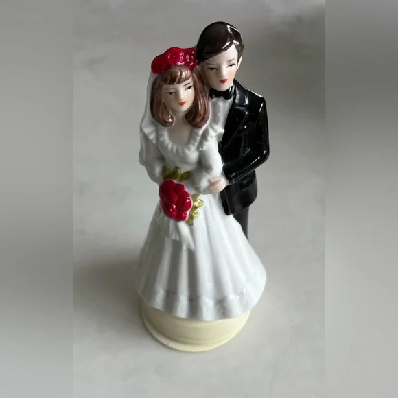 Vintage Bride and Groom Wedding Cake Topper - Picture 4 of 10